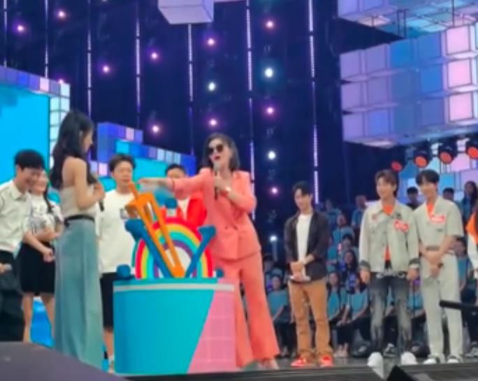  杜华|赵丽颖杜华互放狠话，赵丽颖声称不认识王一博，下一句话才是重点