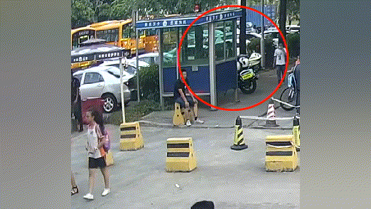  学校门口|两位女同学“偷放”的礼物，瞬间甜化了警察蜀黍们的心......