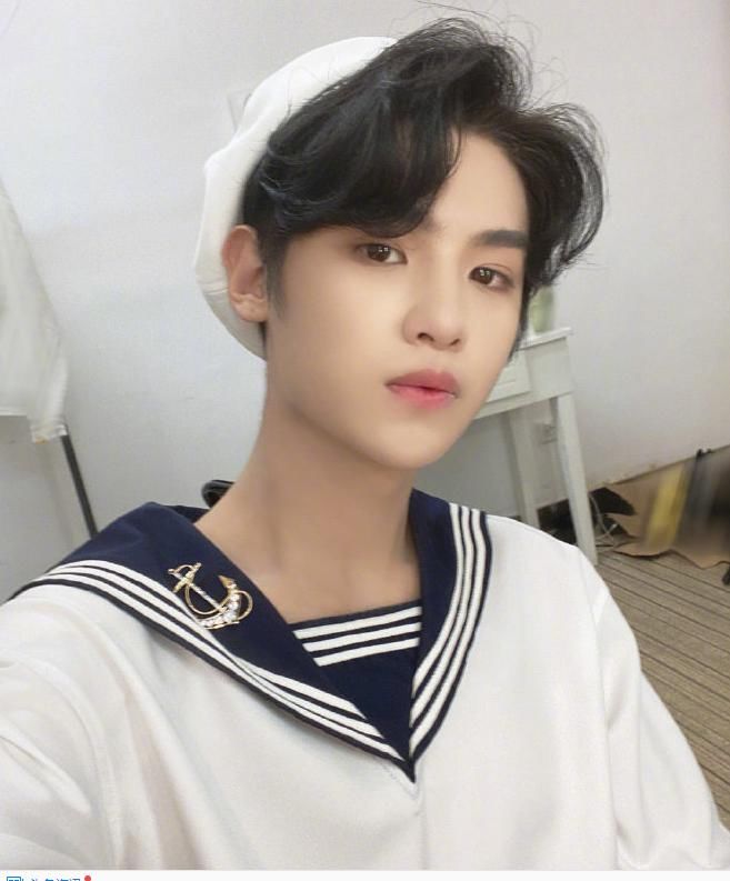 引热议|素质不是装的!黄明昊凭什么成快本常驻?回答问题时的动作引热议