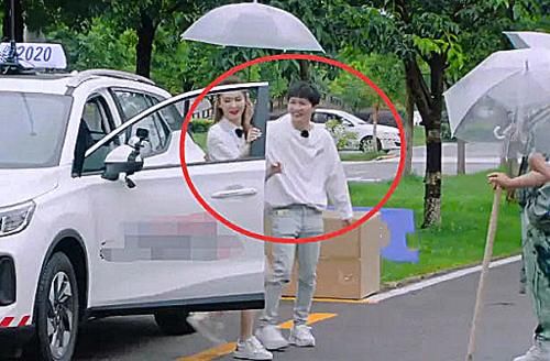 综艺节目|戚薇冒雨下车时,看到第一个上前撑伞的是谁:这样的人怎么能不红