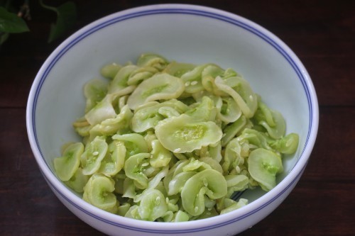 冷冻|夏天把黄瓜冷冻起来,留到冬天炒肉吃,特别香,我每年都做