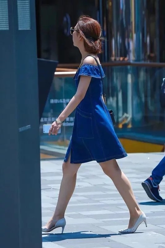 身上穿|街拍:小姐姐身穿双层裙,脚踩方根凉鞋,看上去十分的有气质