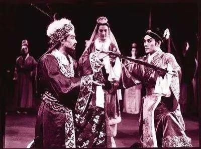  书籍|93岁时你会做什么？来看看蓝天野的朋友圈：有猫有狗、有书籍字画