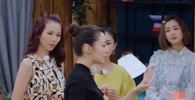  是因为|吉娜称穿针织衫是因为不喜欢减肥，当换上修身连衣裙，身材真实了