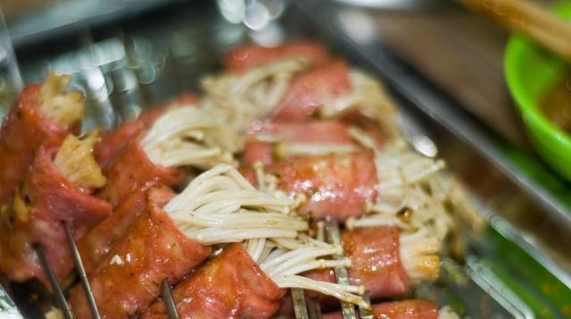  好吃|培根金针菇好吃的做法，味道鲜美还简单，吃起来比肉都香！