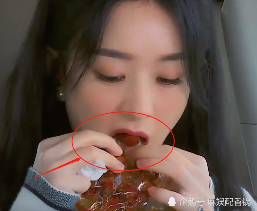 看清|赵丽颖吃饭没带筷子,看清她用什么代替筷子时,这才是收视女王的体面!