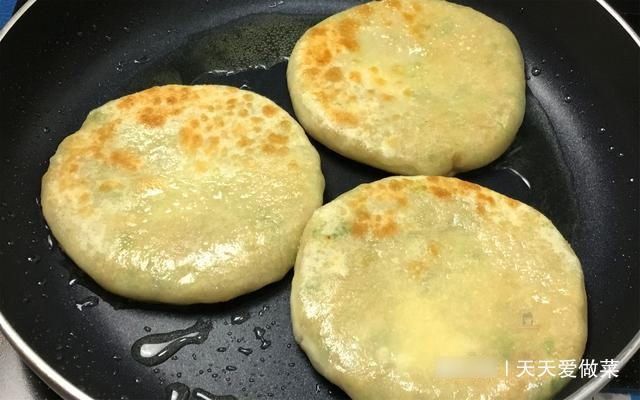 香喷喷|一棵白菜,两碗面,烙出皮薄大馅,香喷喷的白菜饼,真香