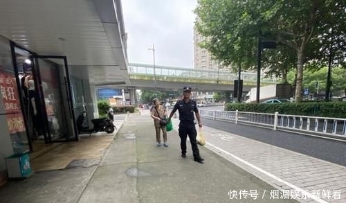 特警|盲人老太太手持拐杖过马路 特警不仅扶住了她 还把她安全送到家