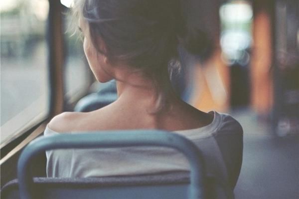 人命|公交车司机发病前靠路边停车，乘客跨过司机下车走开，无视人命！