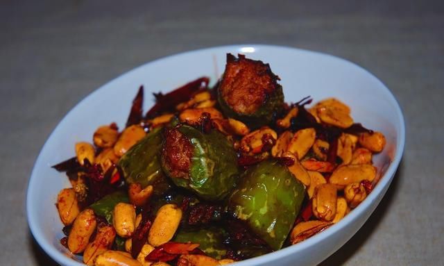 下酒|尖椒别再炒着吃,教你一个特别版尖椒酿肉,麻辣鲜香,下酒又下饭