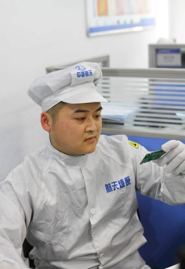  封面|新青年·上封面｜北斗三号卫星星上产品研制者唐仁杰：每天都在和“1毫米”较劲