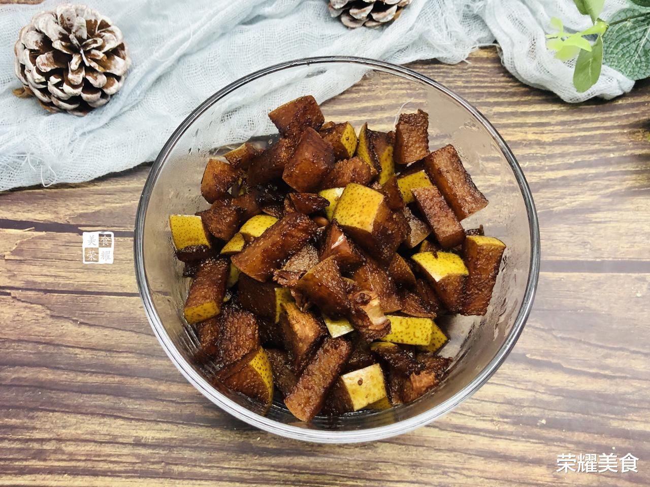  标配|秋天降秋燥，梨子是标配，加点红酒炖一下，效果会更好，不懂可惜