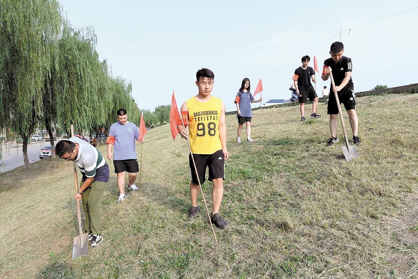  大学生|“00后”大学生巡堤查险