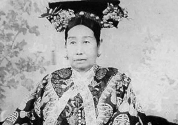 年轻|大清里最年轻皇太后,皇帝想废后却不幸离世,后来她掌管后宫57年