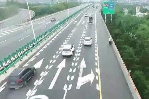  开车|路上一个标志，让车主多赔10万元，开车的请注意了