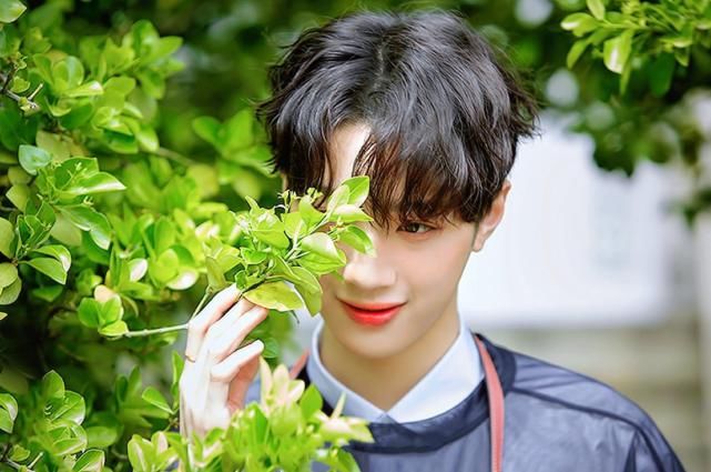  南韩|赖冠霖归国后成糊咖！同是南韩归国艺人，黄明昊朱正廷凭啥大火？