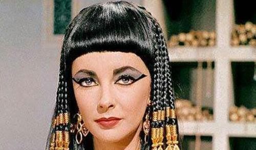 岁时|她是埃及最美皇后，为何40岁时却死于毒蛇口中？