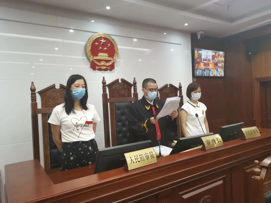 伙同|厦门惊现“保姆大盗”，伙同丈夫一起，半年盗走雇主家三十多万！