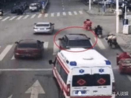 救护车|救护车鸣笛70秒着急救人，前边路虎一动不动，车主：是你你让？