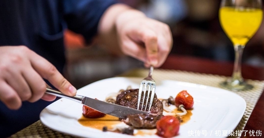 收走|一人去吃牛排,中途去趟厕所餐具被收走!用此招,不尴尬