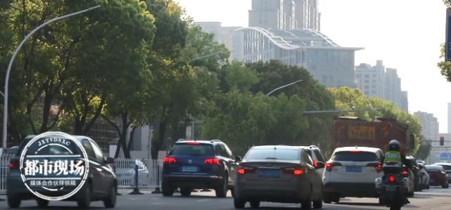 接到|女民警正在办案时 接到个诈骗电话 竟还被对方威胁