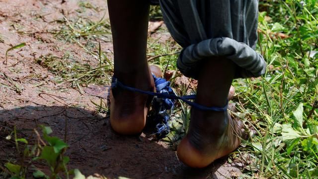  布林|这还是父母？非洲男孩被亲爹和后妈锁鸡棚两年，靠吃自己的粪便为生