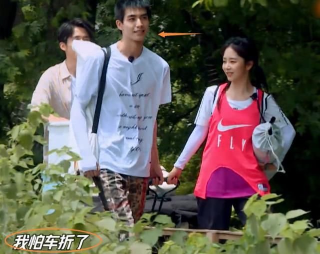  三兄妹|谭松韵称拉行李很累，宋威龙下意识的话引关注，果真“实力宠妹”