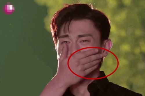  小胖|极挑收官邓伦哭得止不住，当镜头拍到他的小胖手时，忍不住笑了