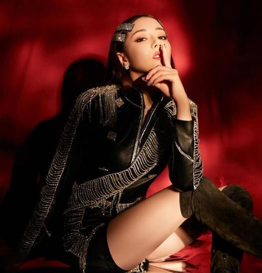  长靴|迪丽热巴的腿直得可怕！直接把长靴穿成打底袜，网友：O型腿输不起