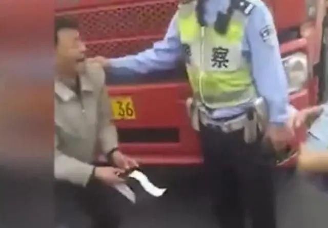  记分周期|货车司机违章12分被扣完，当场跪下大哭