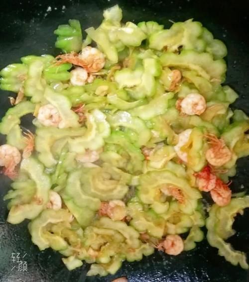  做法|今天分享我的苦瓜做法，苦瓜炒虾仁，非常美味的一道家常菜