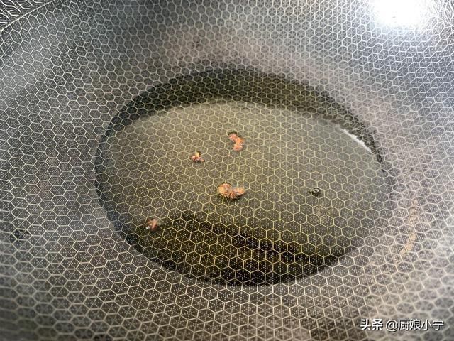  爽口|芹菜的叶子不要再扔了，教你做爽口小菜，刮油祛火，比芹菜还好吃