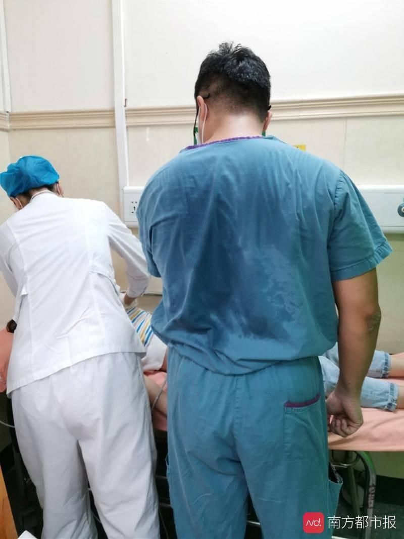  层楼|女患者“低钾”急需抢救医生抱起她1分钟跑下4层楼