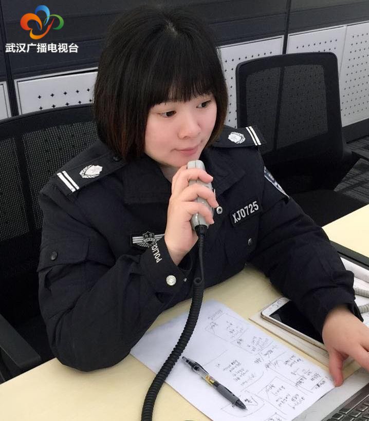 警察|萌娃国庆夜里“闯进”警务站 真相是要给值班的警察爸爸过生日