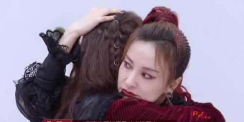  吴昕|张雨绮耳返出现问题，吴昕自责拖累孟佳没脸晋级，王霏霏蹲地痛哭