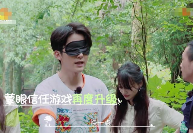  素养|郑爽被小朋友牵着走路，磕到脚时疼到喊叫，她之后的做法看出素养