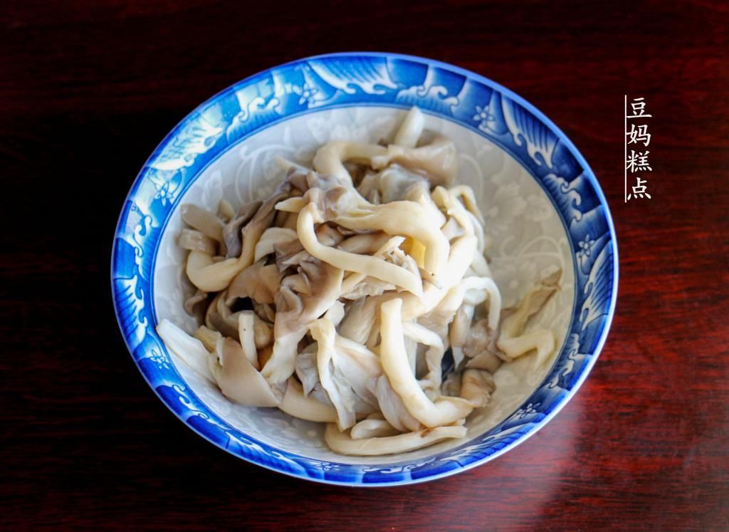  下饭|入秋后，这种菇才越多，简单3分钟爆炒，下饭一流