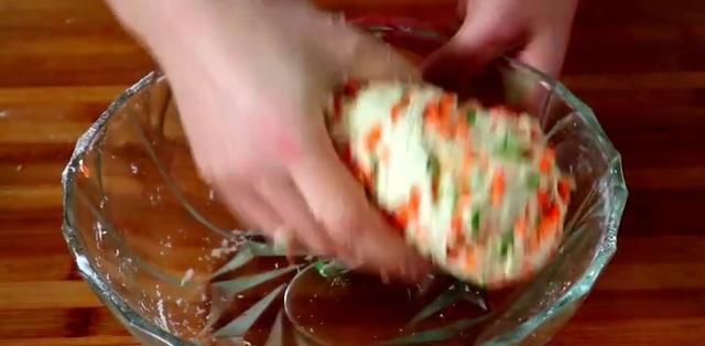 后把它|用胡萝卜做出千层饼,做出来的饼柔软多层,老人孩子都爱吃