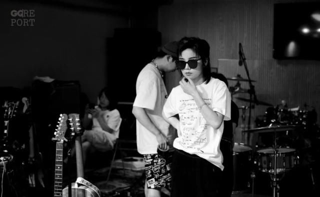  翅膀|许飞：左半边翅膀抽右半边脸