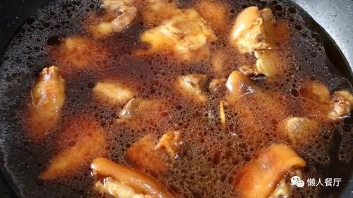  好吃|猪蹄怎么做好吃？配上黄豆一起炖，连汤汁都不会浪费