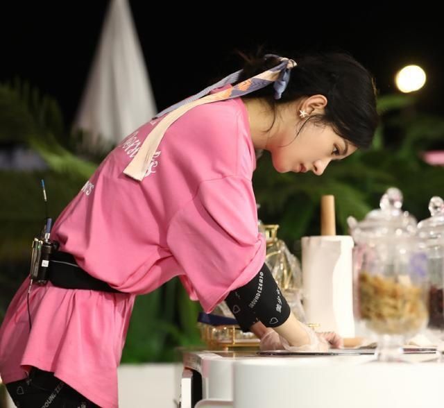  暴露|赵丽颖带小朋友做甜品，下意识的反应暴露当妈后的变化