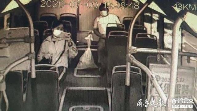  大意|济南乘客坐公交大意丢黑色皮包，内有千余元现金和身份证