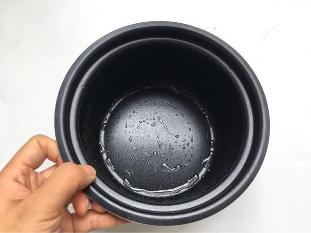 戚风蛋糕|1碗面粉3个鸡蛋,教你用电饭煲做出蓬松大蛋糕,入口即化天天想吃