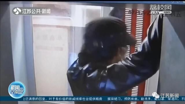 反锁|男子正卖力撬取款机,门突然反锁了