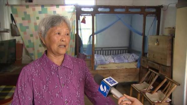 老太|“天降”一万六！老太一觉醒来，身边多出两沓钱