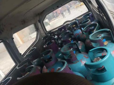 面包车|好危险!面包车拉了满满一车液化气罐满街跑!