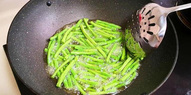  入味|豆角不要直接下锅炒，炒前多加1步，豆角又香又入味，好吃更下饭