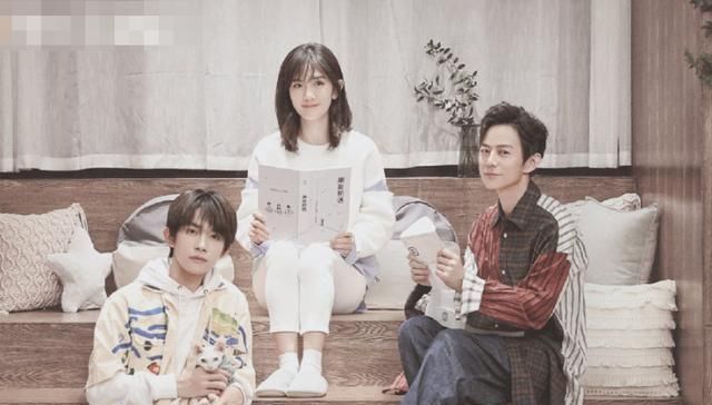 何炅|谢娜周震南累到睡着,何炅随后的举动,暴露了个人修养