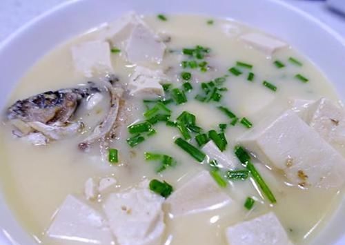  鲜香|煮鱼汤，掌握这两个要点，鱼汤奶白没腥味，鲜香营养超好喝！