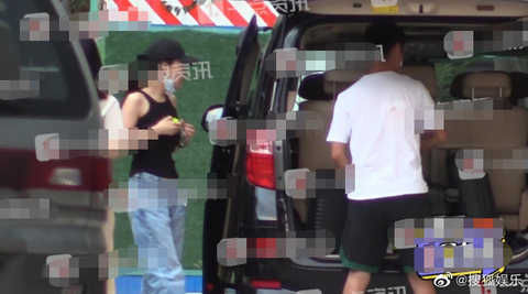 一旁|文章新恋情疑曝光,深夜约会美女,崩溃大哭美女一旁急安慰?